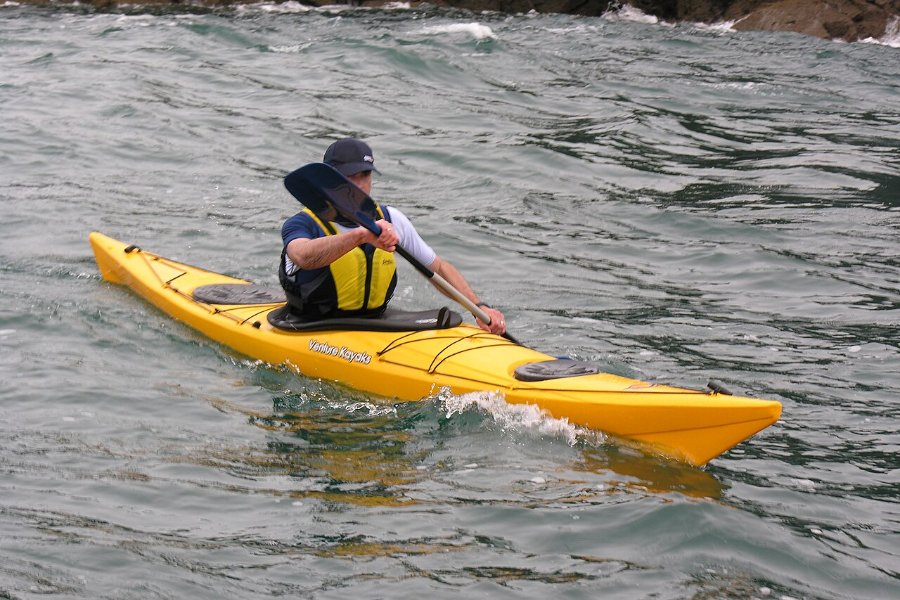 Ảnh minh họa: chèo kayak trên biển