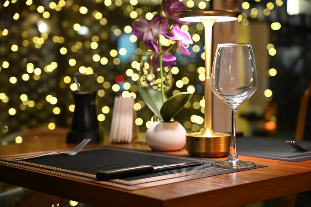 Bàn ăn fine dining lãng mạn