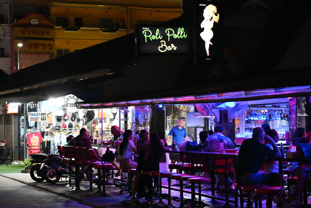 Quán bar, pub về đêm cho nhóm bạn