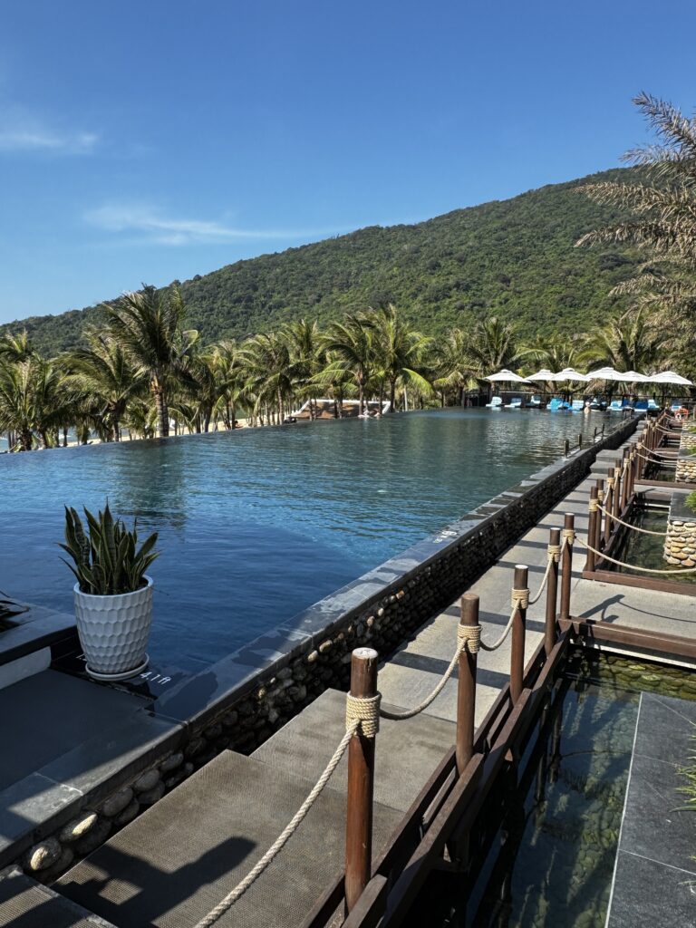 Resort hồ bơi vô cực lãng mạn cho tuần trăng mật