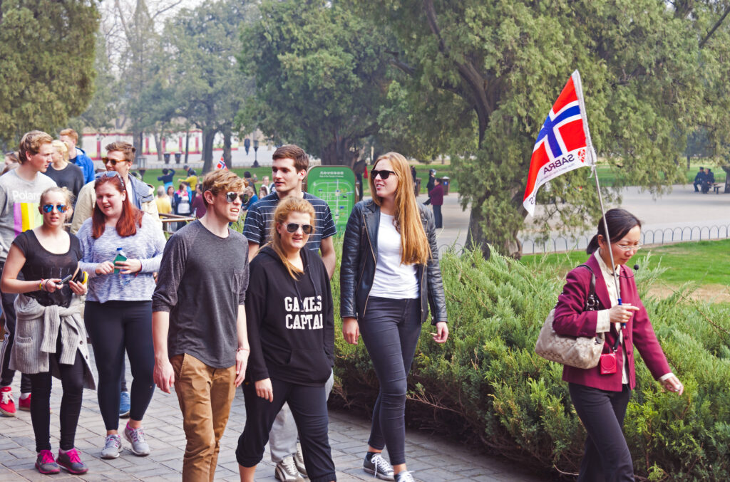 So sánh đi tự túc và đi theo tour du lịch